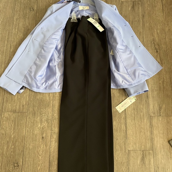 Le Suit Pant Suit, Women’s 2 pc; violet jacket w/black pants. Size 8Petite. NEW - Picture 7 of 13